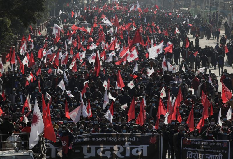 © Reuters. الآلاف يتظاهرون في نيبال احتجاجا على قرار رئيس الوزراء حل البرلمان