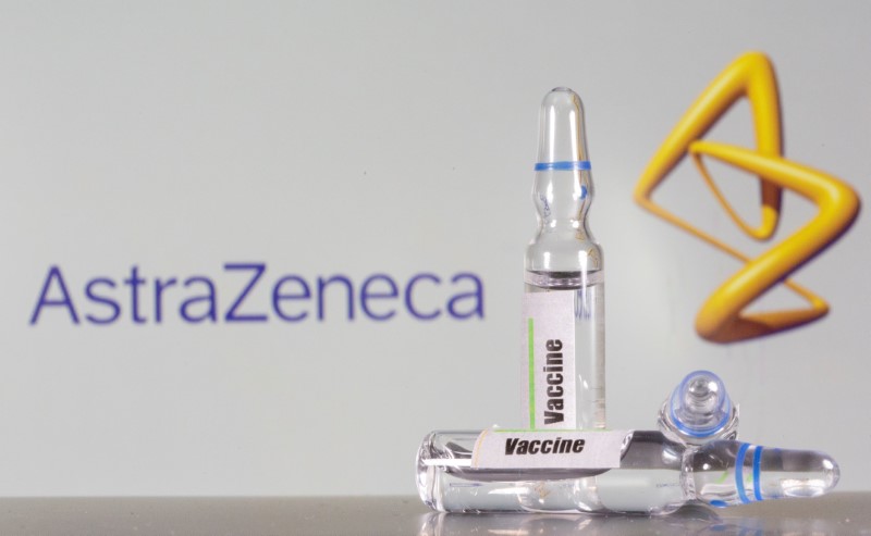 &copy; Reuters. Una fialetta con apposta la scritta &apos;vaccino&apos; davanti al logo AstraZeneca