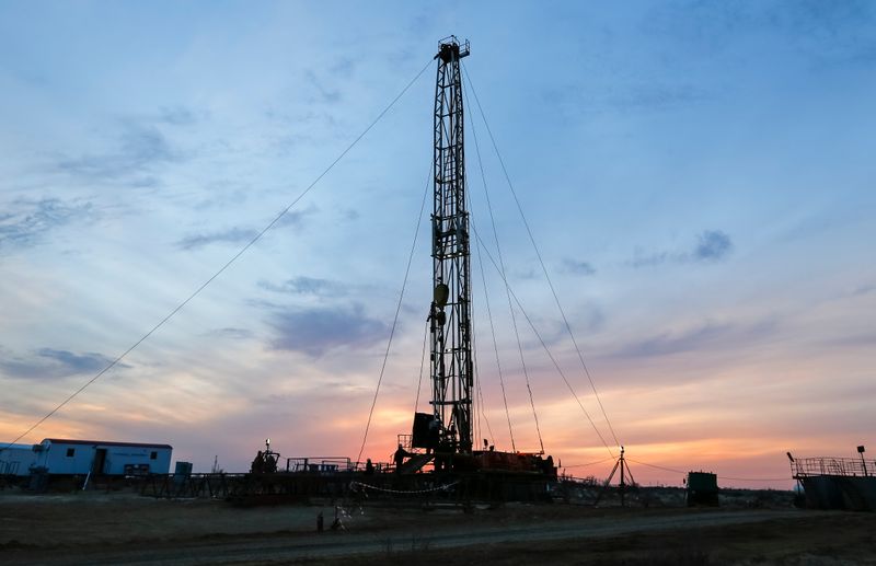 &copy; Reuters. A worker stands next to a tower for maintenance of an oil well on oil fields operated by a subsidiary of the KazMunayGas Exploration Production JSC in Kyzylorda region