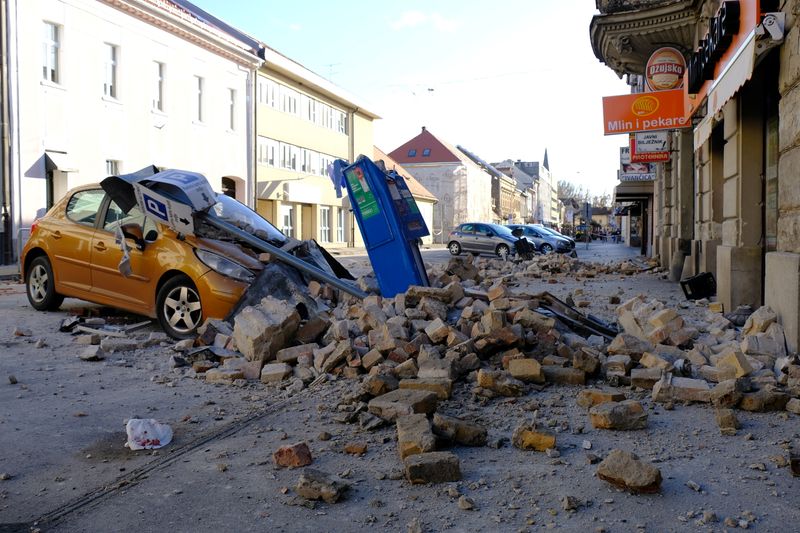 &copy; Reuters. Carro destruído por terremoto em Sisak