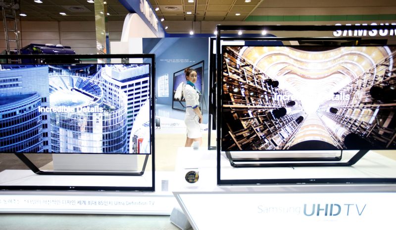 © Reuters. Telas de LCD da Samsung em feira de tecnologia em Seul, Coreia do Sul
