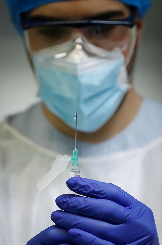 © Reuters. Un sanitario prepara la primera inyección de la vacuna de Pfizer-BioNTech contra la COVID-19 en Madrid