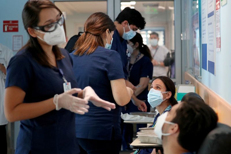 &copy; Reuters. Trabalhadores de saúde aguardam para receber vacina da Pfizer/BioNTech em hospital de Santiago