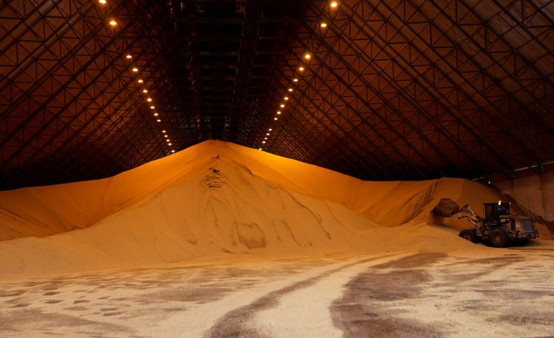 &copy; Reuters. Armazém com soja em Santos (SP)