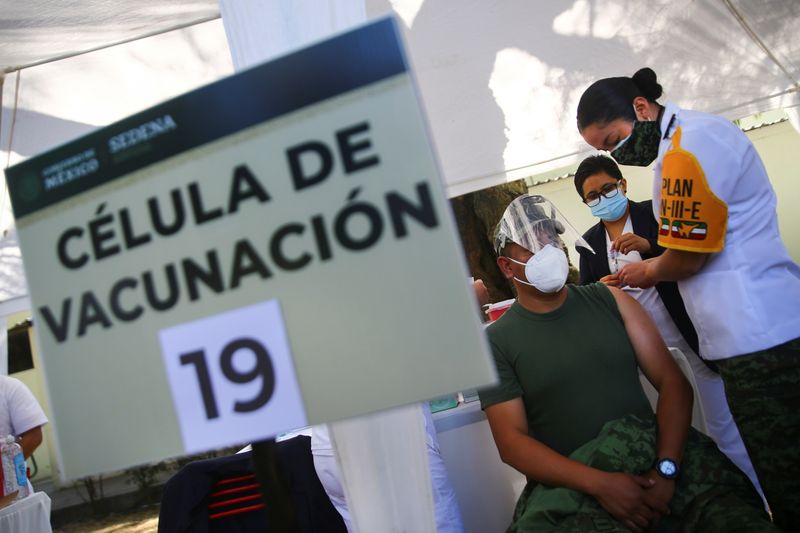 &copy; Reuters. Trabalhador de saúde militar recebe dose da vacina da Pfizer na Cidade do México