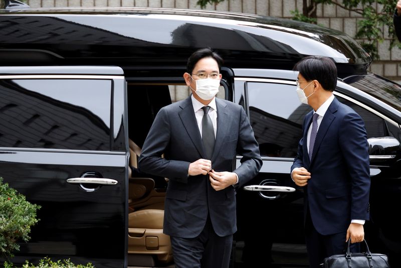© Reuters. FILE PHOTO: Samsung Group heir Jay Y. Lee arrives at a court in Seoul