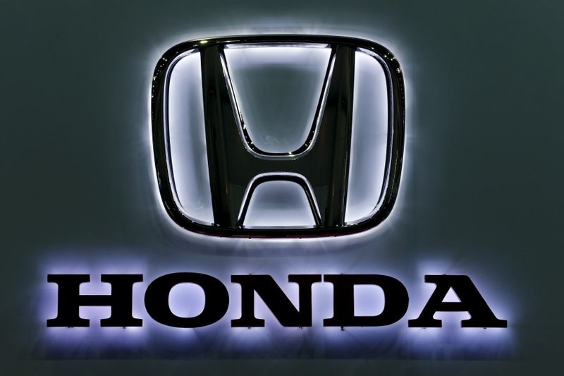 © Reuters. FILE PHOTO: The logo of Honda Motor is pictured at at the 37th Bangkok International Motor Show in Bangkok