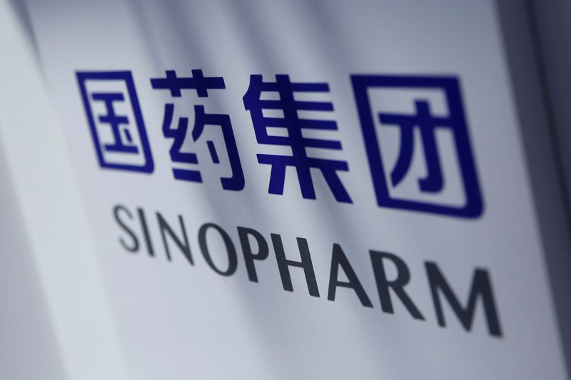 &copy; Reuters. Logo di Sinopharm fotografato durante la China International Fair for Trade in Services (CIFTIS) a Pechino