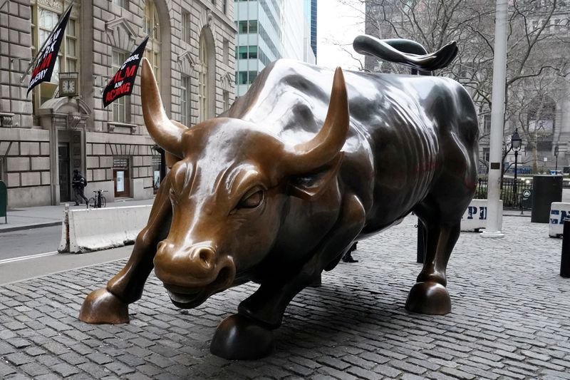 © Reuters. FILE PHOTO: The Charging Bull or Wall Street Bull is pictured in the Manhattan borough of New York City