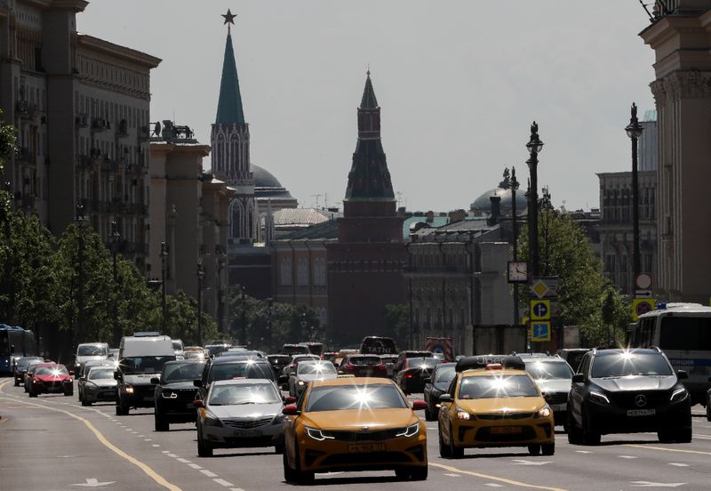 &copy; Reuters. Cars drive along a road in Moscow