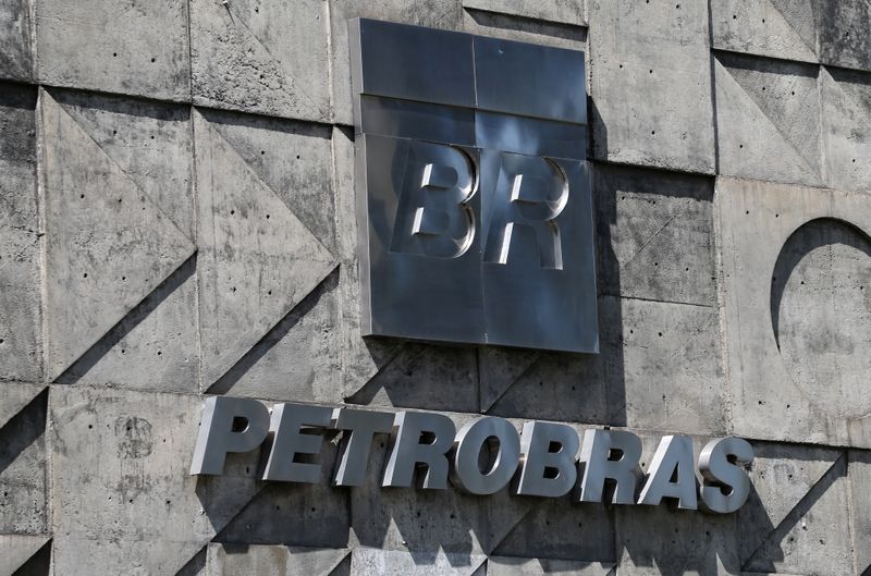 &copy; Reuters. Logo da Petrobras no Rio de Janeiro