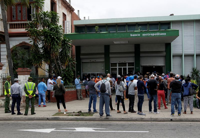 &copy; Reuters. FILE PHOTO: People stand outside a bank in Havana