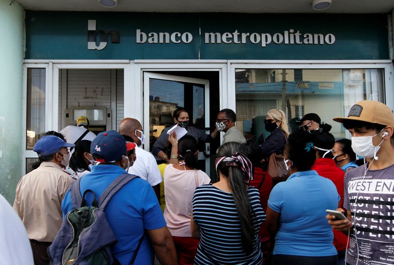 &copy; Reuters. People stand outside a bank in Havana