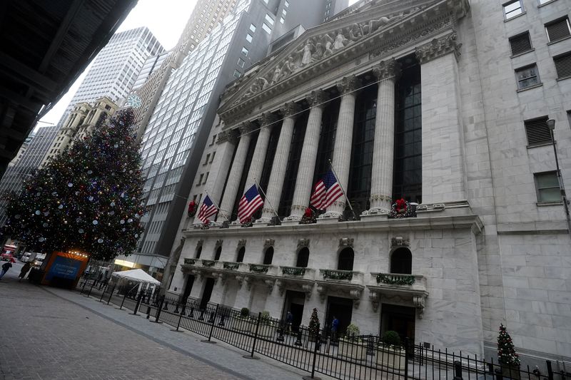 © Reuters. A Christmas tree is pictured outside the New York Stock Exchange