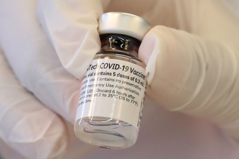 &copy; Reuters. Profissional de saúde segura frasco de vacina contra Covid-19 em hospital de Los Angeles