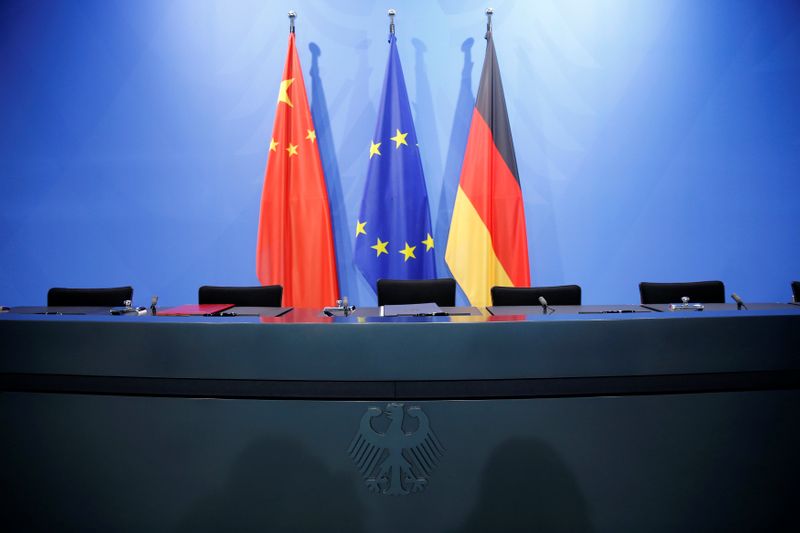 &copy; Reuters. Una bandiera cinese, una bandiera della Ue e una bandiera tedesca presso la Cancelleria a Berlino