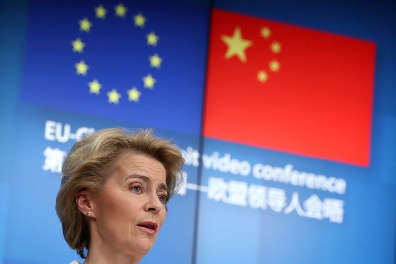 &copy; Reuters. La presidente della Commissione europea Ursula von der Leyen durante una conferenza stampa dopo un vertice virtuale con il presidente cinese Xi Jinping