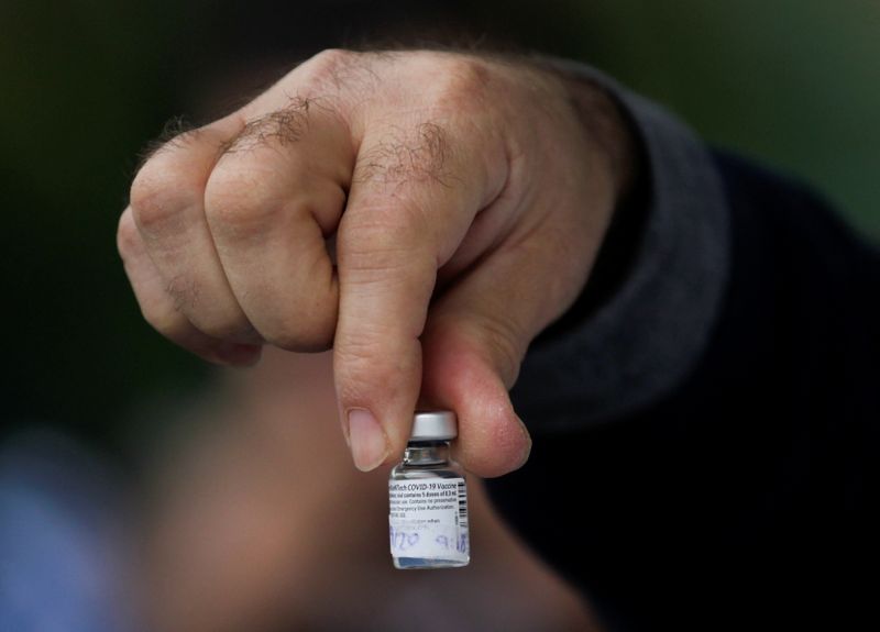 &copy; Reuters. A medical worker shows a dose of the Pfizer-BioNTech COVID-19 vaccine at the Regional Military Specialty Hospital in San Nicolas de los Garza, on the outskirts of Monterrey