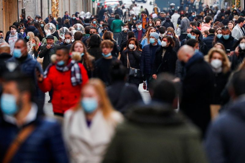 &copy; Reuters. Pessoas caminham em área comercial de Roma em meio à pandemia de Covid-19