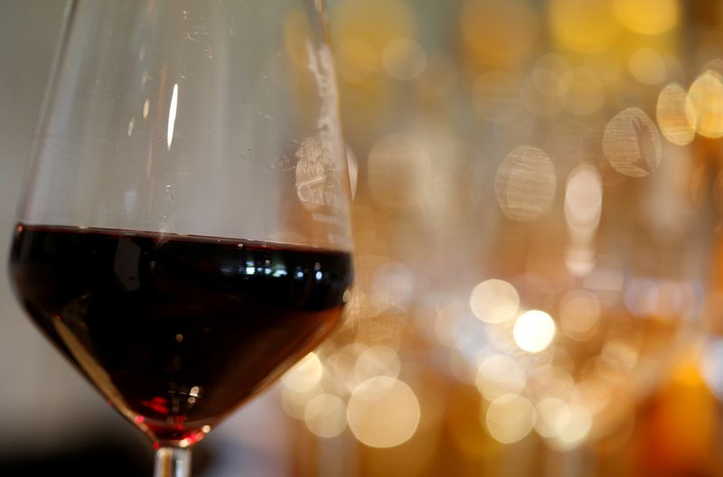 © Reuters. FILE PHOTO: A glass of French red wine is displayed at the Chateau du Pavillon in Sainte-Croix-Du-Mont,