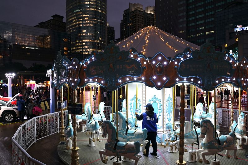 © Reuters. A staff member disinfects a carousel to prevent the spread of the coronavirus disease (COVID-19) at a Christmas theme park in Taipei