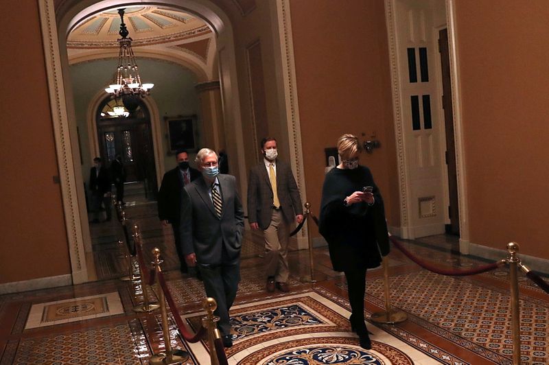 &copy; Reuters. Митч Макконнелл выходит из зала заседаний Сената 30 декабря 2020 года