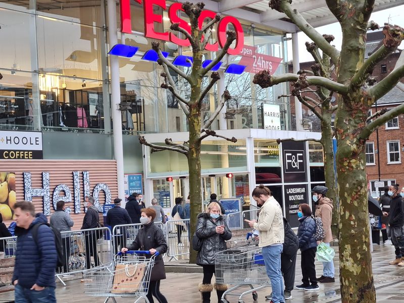 &copy; Reuters. FILE PHOTO: Shopping amid COVID-19 outbreak in London