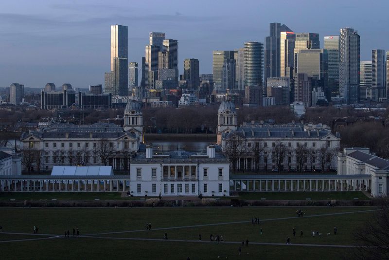© Reuters. LONDRES ASSOUPLIT SES RÈGLES POUR ÉVITER DES TURBULENCES SUR LES MARCHÉS DES SWAPS