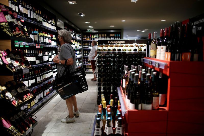 © Reuters. LES DÉCISIONS AMÉRICAINES COÛTERONT PLUS D'UN MILLIARD D’EUROS À LA FILIÈRE DE FRANÇAISE DES VINS ET SPIRITUEUX, SELON LA FEVS