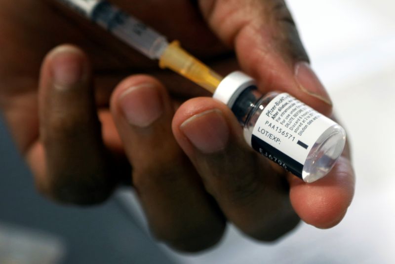 &copy; Reuters. CORONAVIRUS: L&apos;ACADÉMIE DE MÉDECINE CRITIQUE LA LENTEUR DE LA VACCINATION