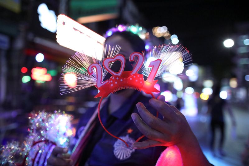 &copy; Reuters. Una mujer vendiendo decoración del nuevo año en Bangkok, Tailandia, 31 de diciembre de 2020. REUTERS/Soe Zeya Tun