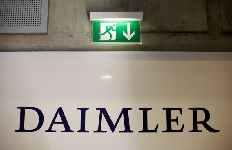 © Reuters. A emergency exit sign is pictured above a logo of German car manufacturer Daimler AG, before the annual news conference in Stuttgart