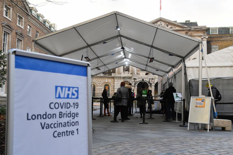 &copy; Reuters. People queue as they wait to receive a COVID-19 vaccine at London Bridge vaccination centre, amidst the spread of the coronavirus disease (COVID-19), in London