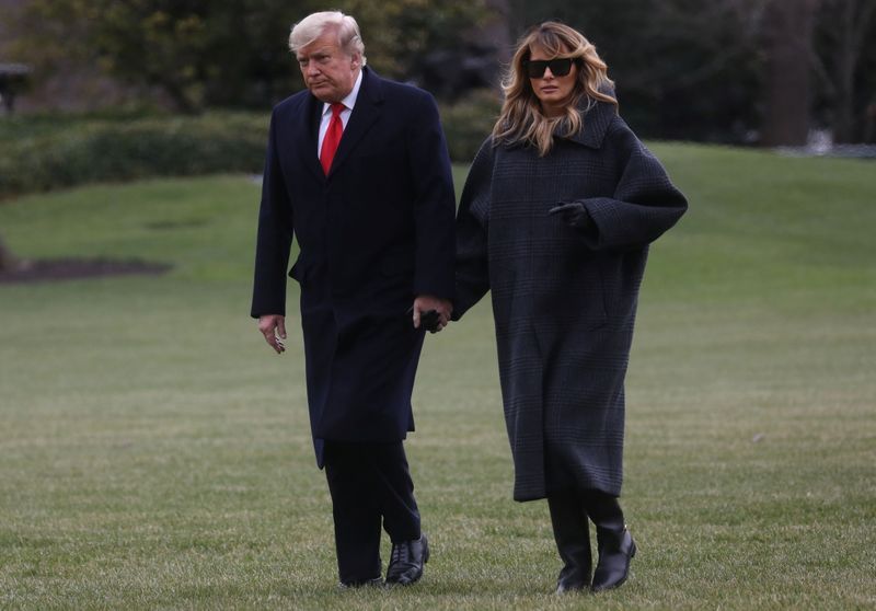 © Reuters. U.S. President Trump returns to the White House with the first lady
