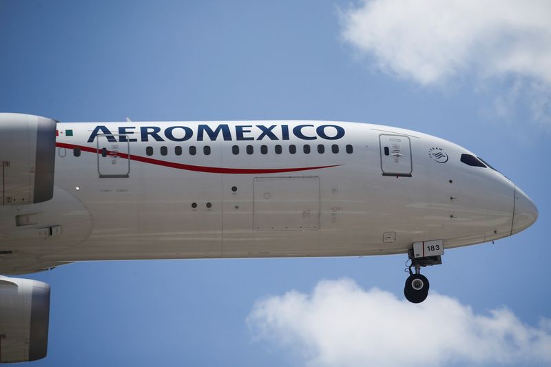 © Reuters. An Aeromexico airplane prepares to land on the airstrip at Benito Juarez international airport in Mexico City