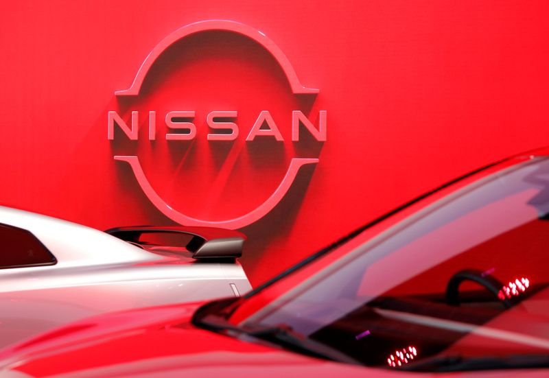 © Reuters. FILE PHOTO: The logo of Nissan Motor Corp. is displayed the company's showroom in Tokyo