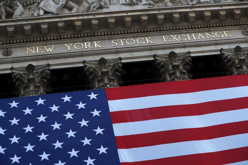 © Reuters. The U.S. flag is seen on the New York Stock Exchange (NYSE) following Election Day in Manhattan, New York City