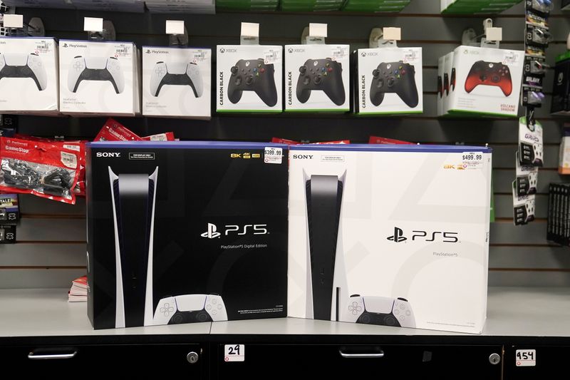 &copy; Reuters. Inside a GameStop store Sony PS5 gaming consoles are pictured