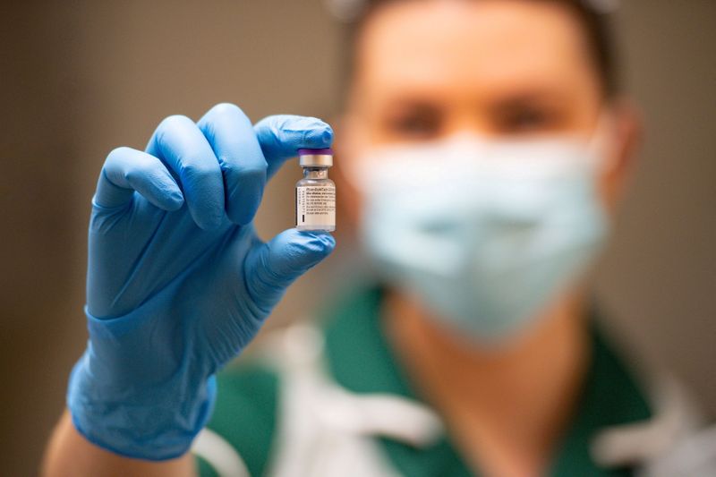 © Reuters. FILE PHOTO: A nurse holds a phial of the Pfizer/BioNTech COVID-19 vaccine at University Hospital in Coventry