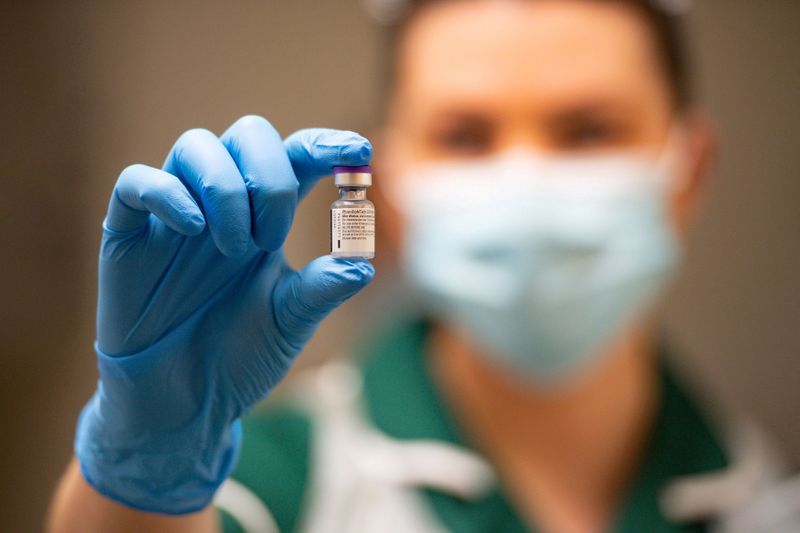 &copy; Reuters. FILE PHOTO: A nurse holds a phial of the Pfizer/BioNTech COVID-19 vaccine at University Hospital in Coventry