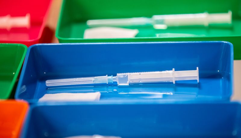 &copy; Reuters. FILE PHOTO: Syringes to administer the Pfizer-BioNTech coronavirus disease (COVID-19) vaccine are seen at a nursing home in Burgbernheim