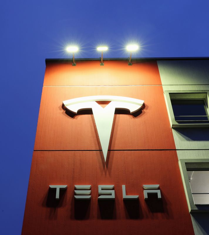 &copy; Reuters. TESLA RATE D&apos;UN CHEVEU SON OBJECTIF DE 500.000 VENTES EN 2020