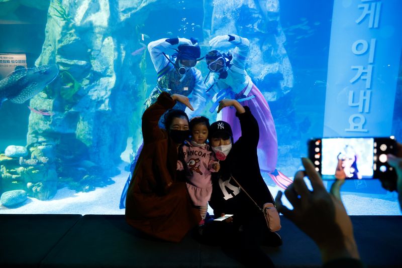 &copy; Reuters. New Year celebrations at an aquarium in Seoul