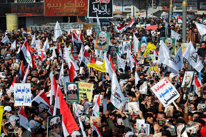&copy; Reuters. عشرات الآلاف من العراقيين يحيون الذكرى الأولى لاغتيال قاسم سليماني