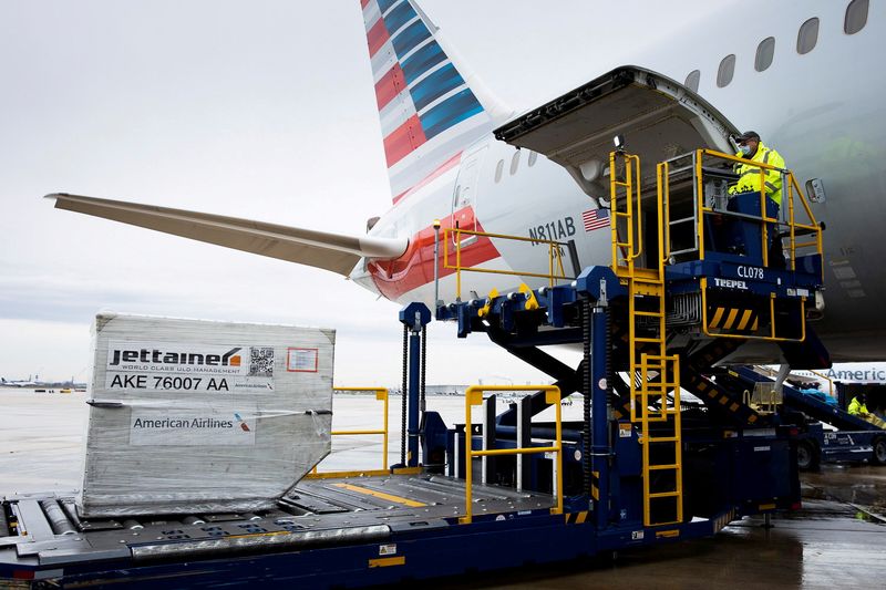 &copy; Reuters. FILE PHOTO: A cargo plane is unloaded at Philadelphia International Airport