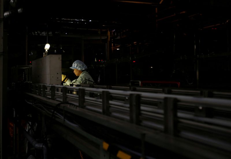 &copy; Reuters. FILE PHOTO: Employee works at Japanese brewer Kirin Holdings&apos; factory in Toride