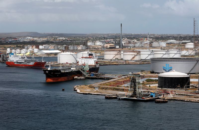 © Reuters. FILE PHOTO: Crude oil tankers are docked at Isla Oil Refinery PDVSA terminal in Willemstad on the island of Curacao