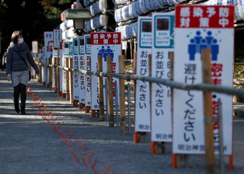 &copy; Reuters. 早急に緊急事態地域・期間を検討、一斉休校は考えず＝西村再生相