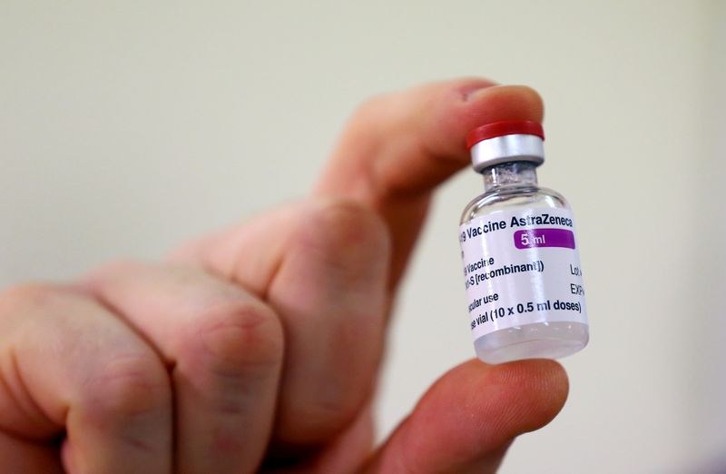 &copy; Reuters. Una dose del vaccino Oxford University/AstraZeneca contro il COVID-19 presso il Princess Royal Hospital di Haywards Heath, West Sussex, Gran Bretagna, 2 gennaio, 2021