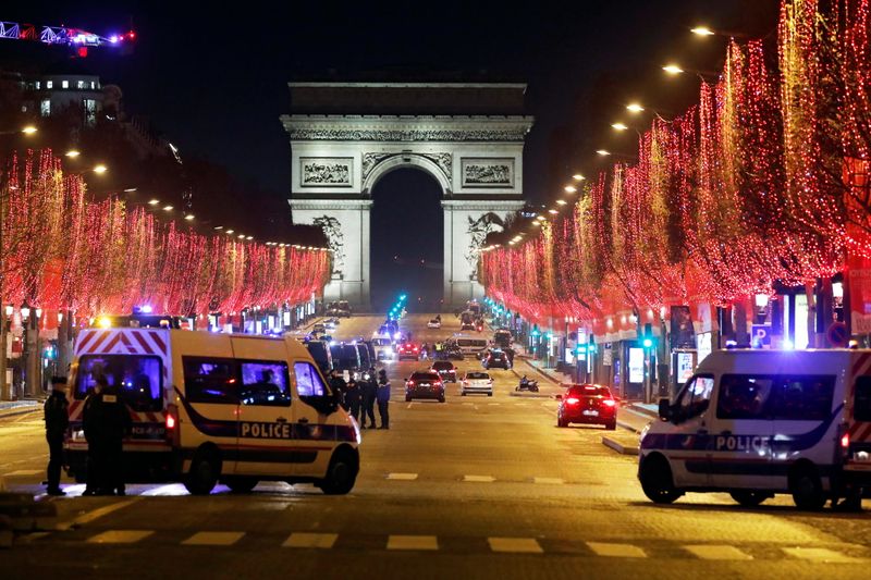 &copy; Reuters. CORONAVIRUS/FRANCE: L&apos;ALLÈGEMENT DES RESTRICTIONS EN JANVIER REMIS EN CAUSE